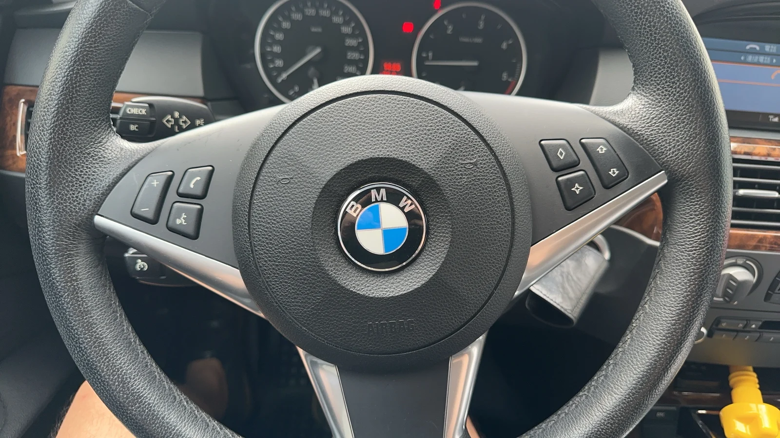 BMW E60 的方向盤與後方的儀表板,方向盤中央是 BMW 廠徽